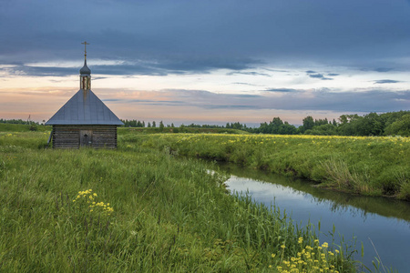 在俄罗斯雅罗斯拉夫尔地区德博洛夫斯科耶罗斯托夫斯基村，一个安静的夏季夜晚，拉多涅日圣塞吉斯的神圣春天。