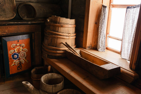 一个古老的农木木屋的内部碎片，木制的家用物品和手绘的自制自助餐
