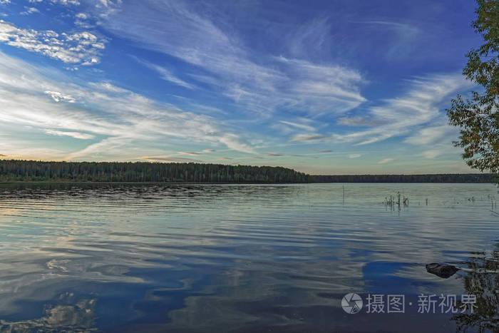 秋天的风景日落在湖边的森林里