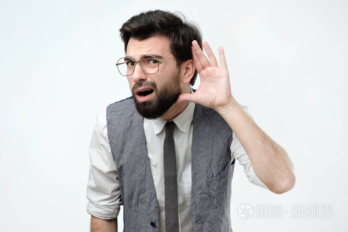 好奇或失聪的人把手放在耳朵上要求别人大声说话或听坏消息