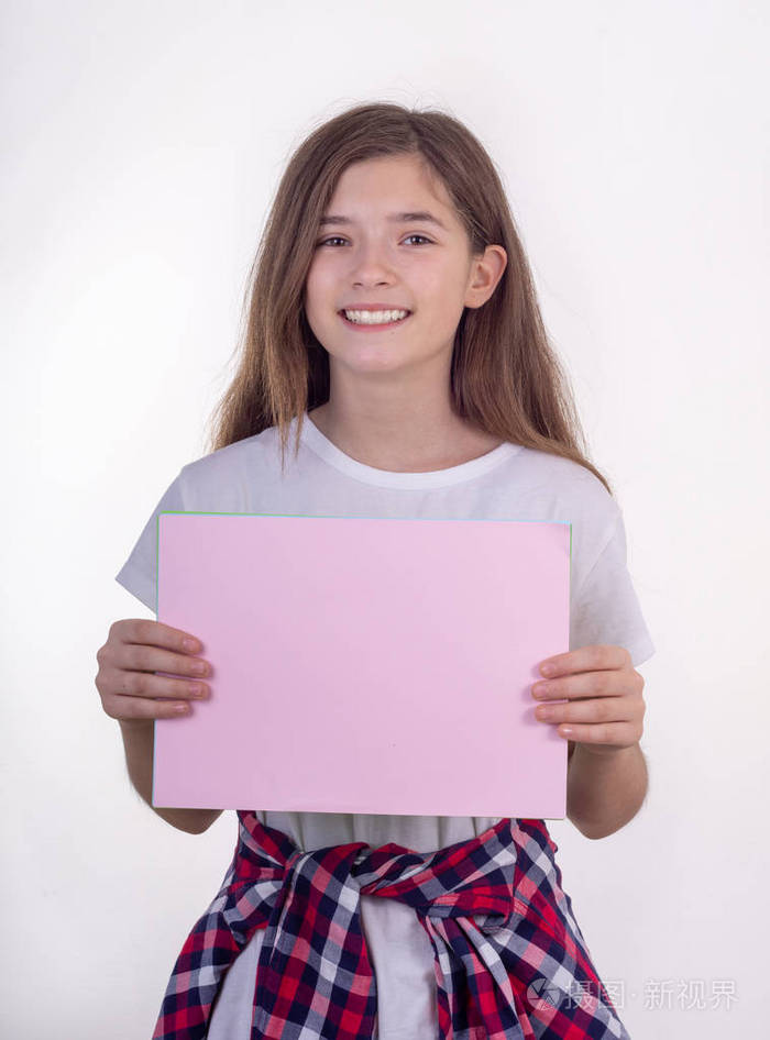 年轻女孩拿着一张粉红色的纸.