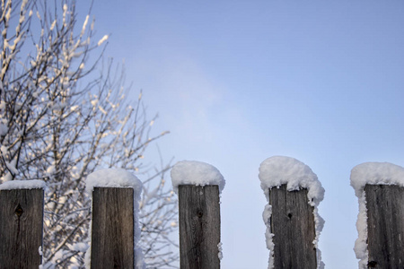 雪覆盖了旧篱笆