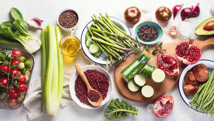 桌面健康食品概念上美味的季节性素食烹饪原料的顶部视图