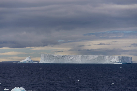 南极洲的冰山图片