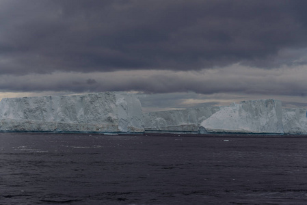 南极洲的冰山图片
