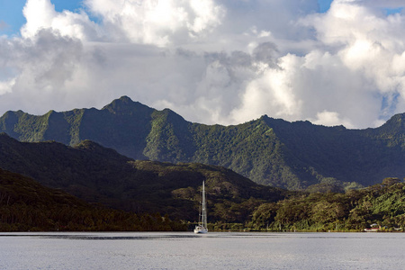孤独的帆船停泊在法属波利尼西亚群岛背风群的博拉博拉岛附近。