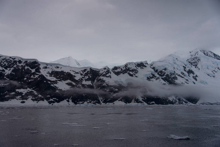 南极带冰的海景