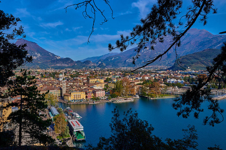 意大利LagodiGarda，RivadelGarda2018年11月15日美丽的Garda湖景观，被群山环绕，Rivade