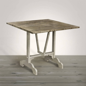 白色背景和木制地板上漂亮的复古木桌。