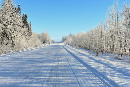 雪覆盖乡村道路的形象..