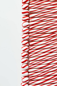 背景红色和白色条纹薄荷棒和旋转糖果球的复制空间在左边