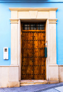 旧门与有趣的纹理元素建筑有趣的入口建筑复古风格入口