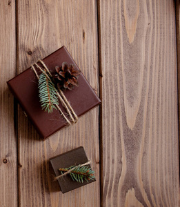 老式礼品盒与弓在木制背景复制空间。