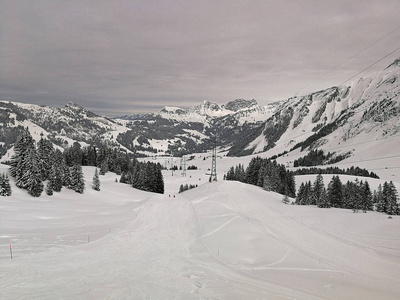 瑞士霍奇Ybrig的滑雪坡和雪山。