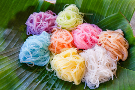 泰国菜粉丝五颜六色的泰国米粉或香蕉叶背景上的米粉泰国菜式食物美味美丽