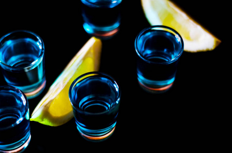 流行饮料，Kamikaze，以伏特加蓝杯和柠檬汁为基础，清爽饮料，派对之夜
