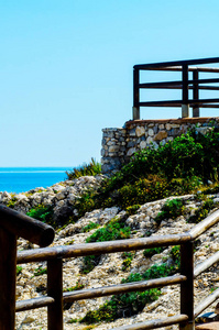沿着海岸的木制长廊，坐落在西班牙维多利亚角的悬崖岩石上
