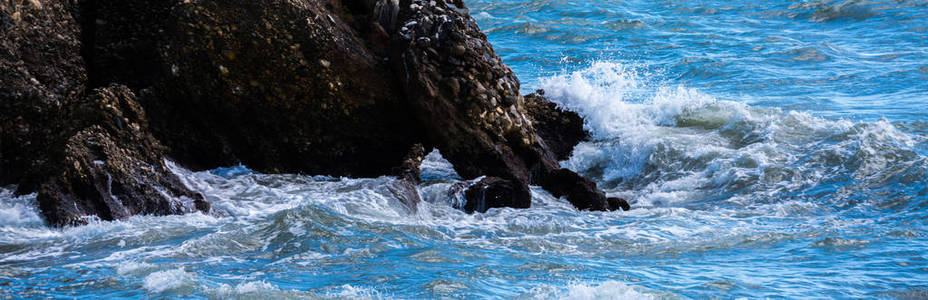 令人惊叹的大海，有蓝色的夏波和岩石，放松的岩石和水的自然景观