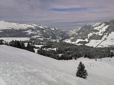 瑞士霍奇Ybrig的滑雪坡和雪山。