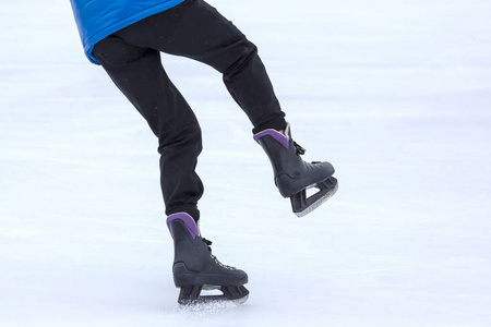 溜冰场上滑冰的人的腿