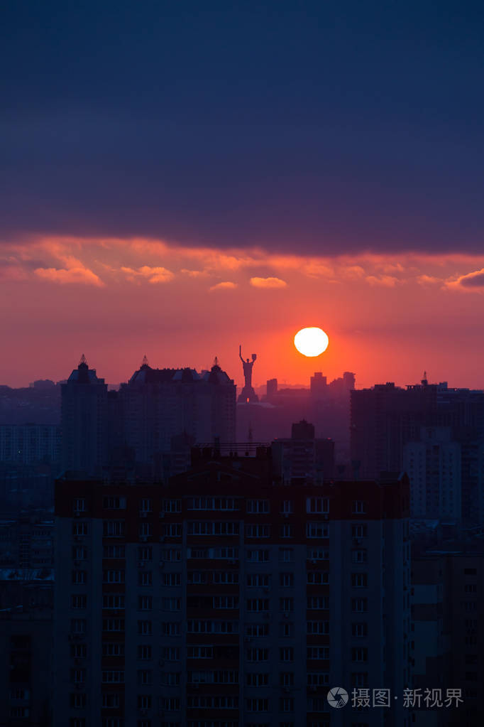 日落基辅晚景城市全景教堂和祖国雕像傍晚色彩的城市景观