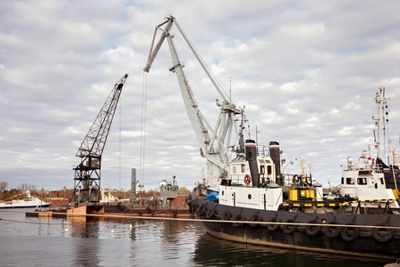 港口拖船和其他海上支援船。