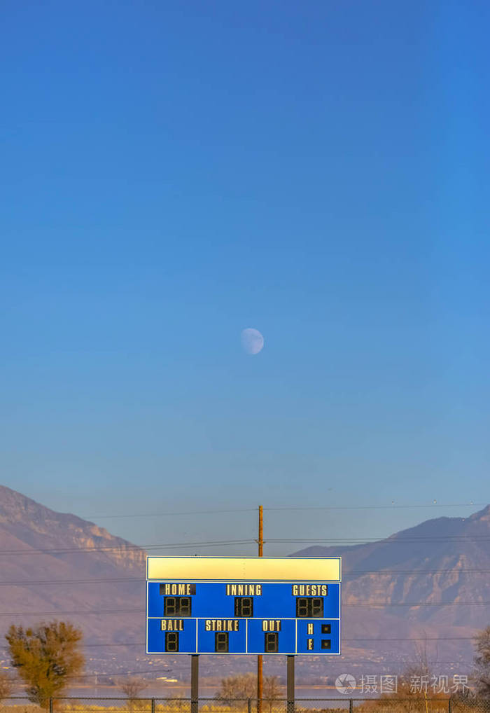 记分牌月亮和山的纵向看法
