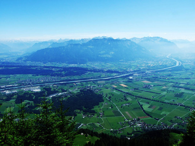 瑞士圣加伦州阿尔普斯坦山脉的莱茵河峡谷景观