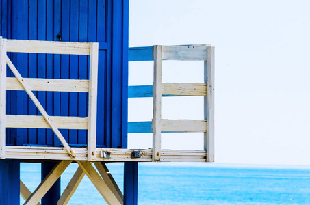 蓝色救援小屋在沙滩上安全的放松在海洋，一个美丽的晴天假期