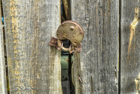 美丽多样的主题。 美丽和原始古董复古金属锁和硬件上的木制油漆旧门。