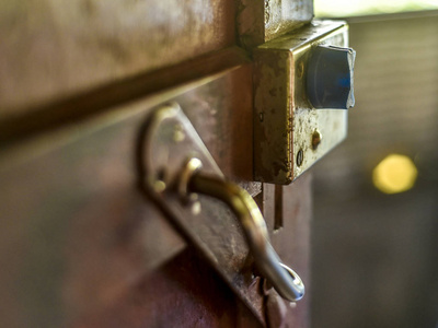 美丽多样的主题。 美丽和原始古董复古金属锁和硬件上的木制油漆旧门。