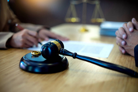 律师法与木槌平衡工作与婚姻案件显示戒指在桌子上