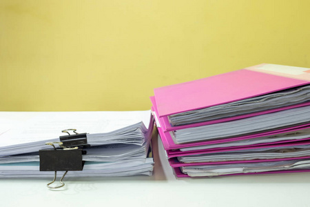 办公室白桌上的一叠会计文件照片