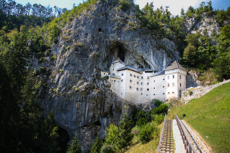 这座美丽而雄伟的普雷贾马城堡是一座文艺复兴时期的城堡，建于斯洛韦尼亚中南部的一个洞穴口内，位于内卡尼奥拉的历史地区。