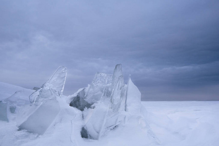 透明的浮冰躺在冰冻的海面上。
