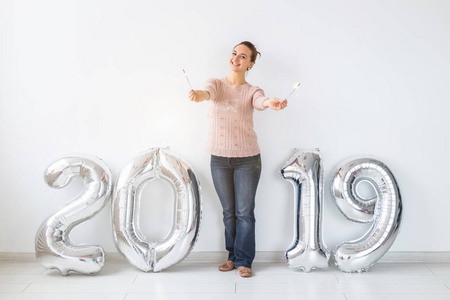 党人和新年假期概念妇女庆祝新年前夕2019年和火花