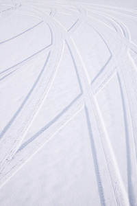 汽车轮胎在鲜雪中的相交弧线痕迹