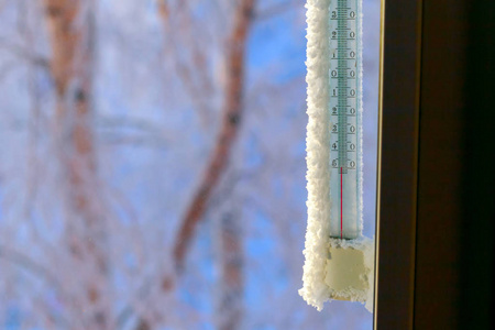 经典水银温度计，用于测量悬挂在窗外的环境温度，读数为零下50摄氏度。 零下50度。