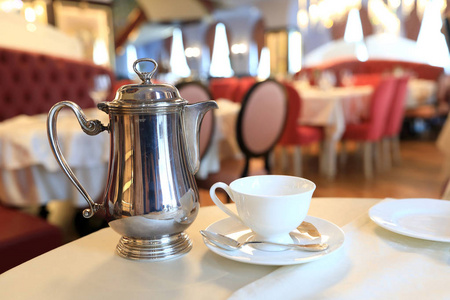 餐厅内的金属茶壶和陶瓷茶杯图片