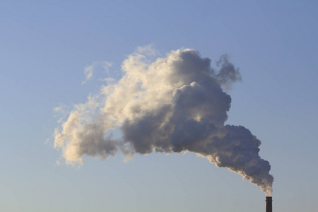 冲向天空污染. 从工业烟囱冒出来的烟冲向蓝天照片