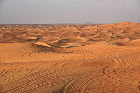 沙迦沙漠地区，一个最受欢迎的地方，由越野车越野
