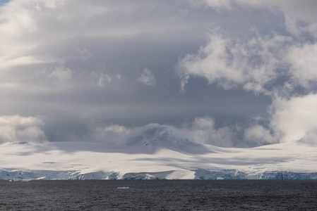 南极景观从海上看.