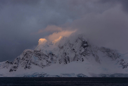南极景观，可从海洋观赏山景