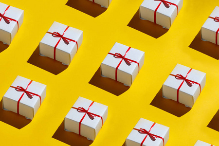 圣诞快乐，新年快乐，2019年概念。黄色背景礼品盒