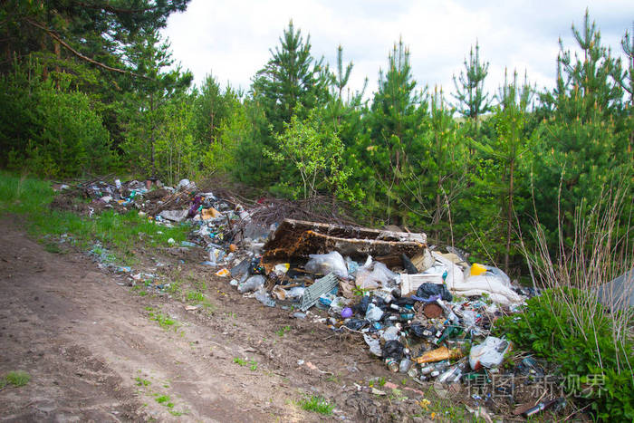 家庭垃圾对森林的污染林中的一堆垃圾污染的全球问题户废弃森林污染