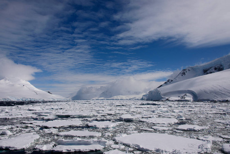 有海有山的南极景观.
