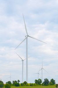 风力涡轮机制造可再生能源，在泰国柴亚福姆的野外蓝天和云背景，并有复制空间