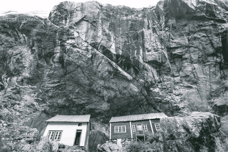 赫勒伦房屋位于Jossingfjord，沿Egersund和Flekkefjord Sokndal市挪威44号公路。