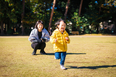 在东京公园里快乐而好玩的日本家庭