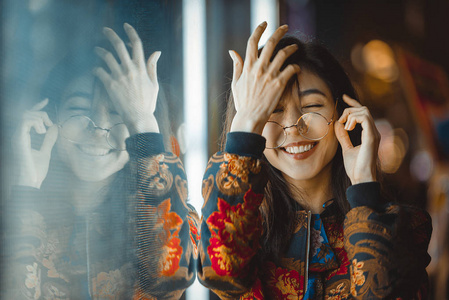 美丽的混合种族妇女在户外背景和模糊的霓虹灯